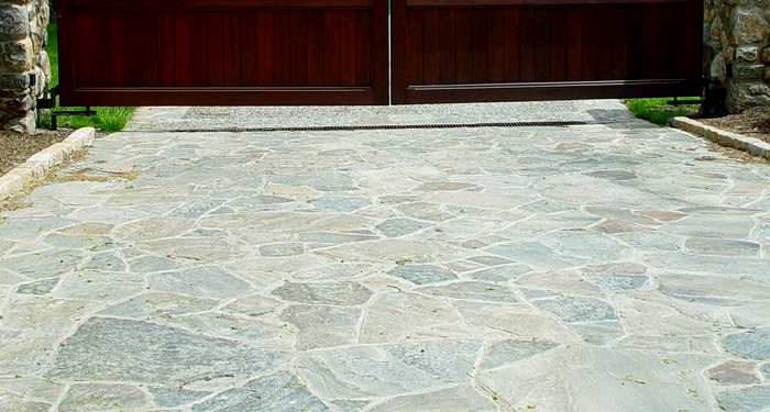 Light stone driveway