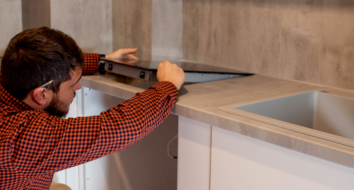 tradesmen installing cooker