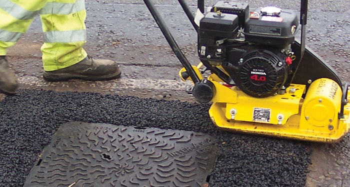 Tarmac driveway laying machine