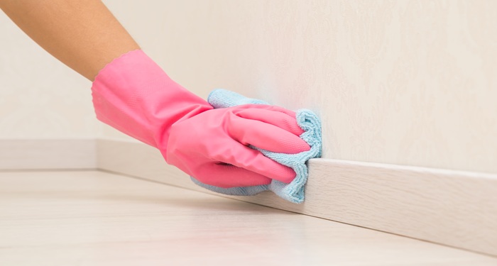 Cleaning skirting boards
