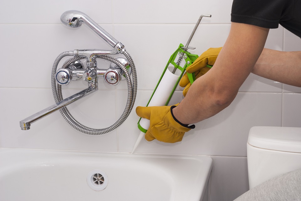 How To Seal A Bath Step By Guide, How To Remove Old Sealant Around Bathtub